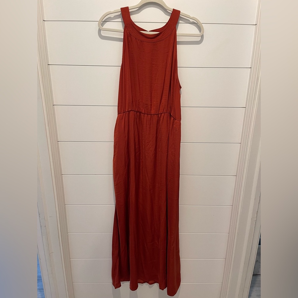 Chic Burnt Orange Maxi Dress with Flowing Silhouette and Sleeveless Design